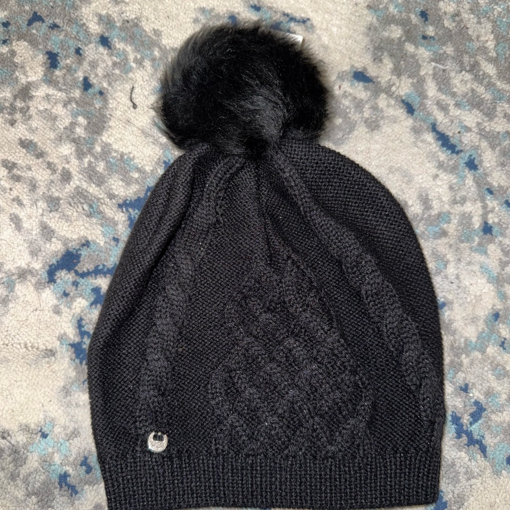 Elegant Black Knit Beanie with Pom Pom
